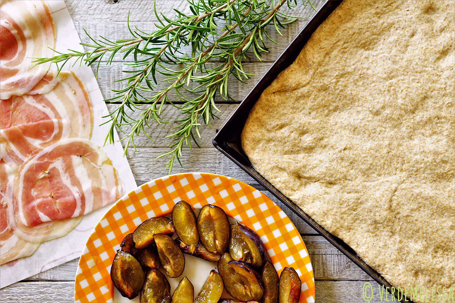 focaccia al farro con susine e pancetta